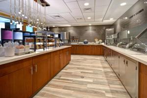 een grote keuken met aasteryasteryasteryasteryasteryasteryasteryasteryasteryasteryasteryasteryasteryasteryasteryastery bij Hampton Inn & Suites Las Vegas Convention Center - No Resort Fee in Las Vegas