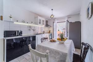 Kuchyň nebo kuchyňský kout v ubytování Apartments by the sea Milna, Brac - 22519 + 11 fotografií