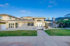 ein großes Haus mit Rasen davor in der Unterkunft Point Loma Serenity in San Diego