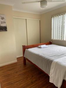 Ένα ή περισσότερα κρεβάτια σε δωμάτιο στο 4 bedroom Entire house in Drewvale.