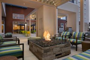 een vuurplaats midden op een patio bij Home2 Suites By Hilton Durham University Medical Center in Durham
