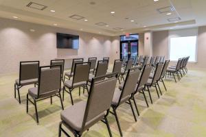 una fila di sedie in una stanza con schermo di Home2 Suites By Hilton Alcoa Knoxville Airport ad Alcoa