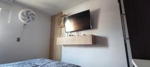 1 dormitorio con TV de pantalla plana en la pared en Apartamento vacacional en Santa Marta, en Santa Marta