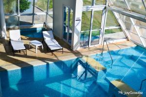 an overhead view of a swimming pool with two chairs at Hotel Quinto Elemento in Villa Elisa