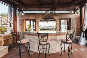 サンミゲル・デ・アジェンデにあるLovely house at the heart of San Miguelの椅子3脚とカウンター付きのレストラン内のバー +42枚の写真