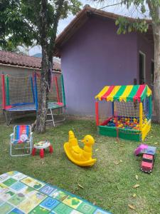 einen Spielbereich für Kinder mit einer Gummiente und einem Spielplatz in der Unterkunft Espaço Rústico in Macaé