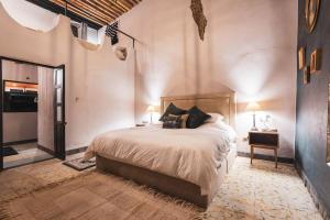 サンミゲル・デ・アジェンデにあるLovely house at the heart of San Miguelの部屋の中に大きなベッドがある寝室