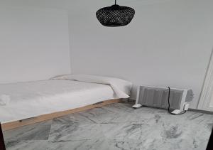 a bedroom with a bed and a fan on the floor at Encanto Urbano: Piso céntrico totalmente equipado in Lebrija