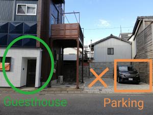 un coche aparcado en un aparcamiento al lado de un edificio en Noah House 102貸切, en Shingu