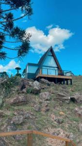 uma casa sentada no topo de uma colina em Winter Valley Cabins em São Joaquim