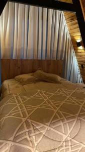 uma cama num quarto com uma rede mosquiteira em Winter Valley Cabins em São Joaquim