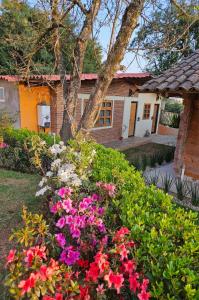 una casa con dei fiori davanti di Cabañas en Zacatlán a Zacatlán
