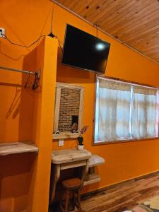 Camera con tavolo e TV a parete di Cabañas en Zacatlán a Zacatlán