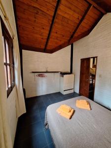Ένα ή περισσότερα κρεβάτια σε δωμάτιο στο Los Moradillos Cabañas