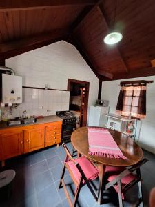 Η κουζίνα ή μικρή κουζίνα στο Los Moradillos Cabañas +8 φωτογραφίες