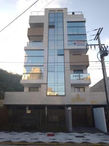 a tall building with a lot of windows at Praia Mansa Caiobá 3 quartos in Matinhos +2 photos
