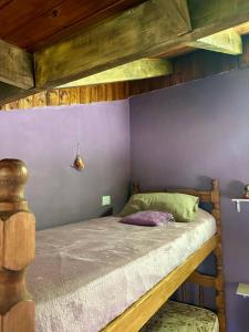 um quarto com um beliche com uma parede roxa em Mi casita.envla em Villa La Angostura