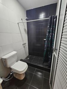 uma pequena casa de banho com WC e chuveiro em La Emilia em Cafayate