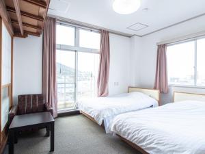HOTEL Tsuru Sendai客房内的一张或多张床位