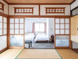 HOTEL Tsuru Sendai客房内的一张或多张床位