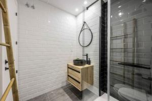 y baño con ducha y lavamanos. en Luxe apartments Madrid Rio by RentitUP, en Madrid