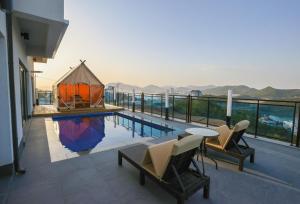 einen Balkon mit Pool und Pavillon in der Unterkunft Simer Resort & Pool Villa in Yeosu