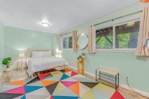 Un dormitorio con una cama y un suelo colorido. en Hacienda, en Forestville