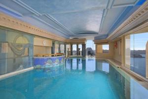 a large swimming pool in a building with a swimming pool at Quay West 2302 Self-Catering in Sydney