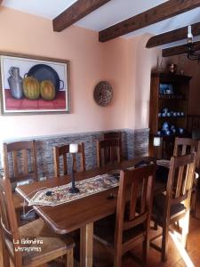 comedor con mesa de madera y sillas en La Golondrina, en Cáñar