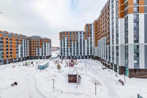 una ciudad cubierta de nieve con edificios y edificios altos en 1-комнатная Квартира в Астане en Astaná