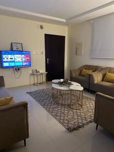 ein Wohnzimmer mit einem Sofa und einem Tisch in der Unterkunft شقة مفروشة بدخول ذاتي in Al Kharj