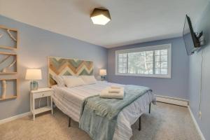 1 dormitorio con 1 cama con 2 toallas en Redwood Retreat by the Lake, en Oscoda