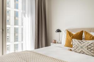 Katil atau katil-katil dalam bilik di Urban Rest Stratford Apartments