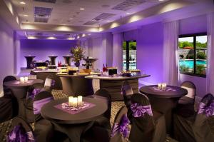 Restaurace v ubytování Radisson Hotel Phoenix Airport + 37 fotografií
