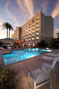 Bazén v ubytování Radisson Hotel Phoenix Airport nebo v jeho okolí