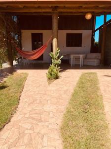 加羅帕巴的住宿－Casa de aluguel praia do rosa，房屋庭院内的吊床