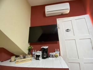eine Küche mit einer weißen Arbeitsplatte und einer weißen Tür in der Unterkunft Habitación Privada Andrea, en la Isla in Flores
