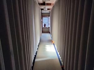 un pasillo con cortinas en un edificio de oficinas en Magome Chaya en Nakatsugawa