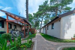 a group of bikes parked next to a building at Holiday cottages, sauna, whirlpool, Mrze yno in Mrzeżyno