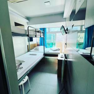 um quarto de hospital com dois beliches em Ah Shan Hostel em Hong Kong