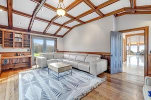 Posezení v ubytování Perched on the Bluff - Main Home