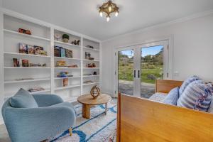 Posezení v ubytování Perched on the Bluff - Main Home + 28 fotografií