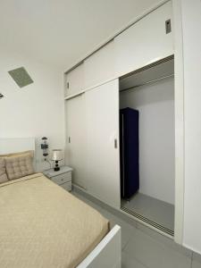 1 dormitorio con cama y espejo grande en Vista Golf II Playa Nueva Romana, en San Pedro de Macorís