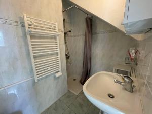 uma casa de banho com um lavatório e um chuveiro em Studio Argelès-sur-Mer, 1 pièce, 4 personnes - FR-1-309-426 em Argelès-sur-Mer