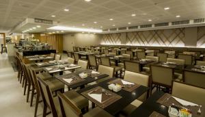 a large dining room with tables and chairs in it at Américas Copacabana Hotel in Rio de Janeiro