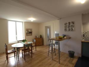 een keuken en eetkamer met een tafel en stoelen bij Appartement Chazelles-sur-Lyon, 2 pièces, 2 personnes - FR-1-496-298 in Chazelles-sur-Lyon