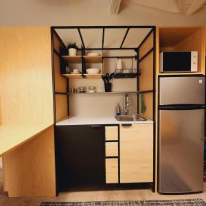 een kleine keuken met een wastafel en een koelkast bij Private Home Studio Central Located in Miami 1 in Opa-locka