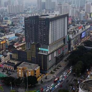 un grand bâtiment avec beaucoup de circulation dans une ville dans l'établissement City Comfort Inn Nanning Chaoyang Parkson Pedestrian Street, à Nanning