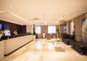 un vestíbulo de un hotel con recepción y personal en City Comfort Inn Nanning Chaoyang Parkson Pedestrian Street, en Nanning