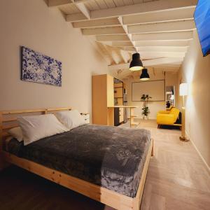 Un pat sau paturi într-o cameră la Private Home Studio Central Located in Miami 1